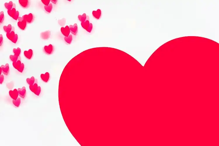 充满活力的红心和白底散景图片下载