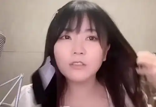 而且还直播化起了妆,这样看的话团团并没有上一张照片中的那么丑,可能