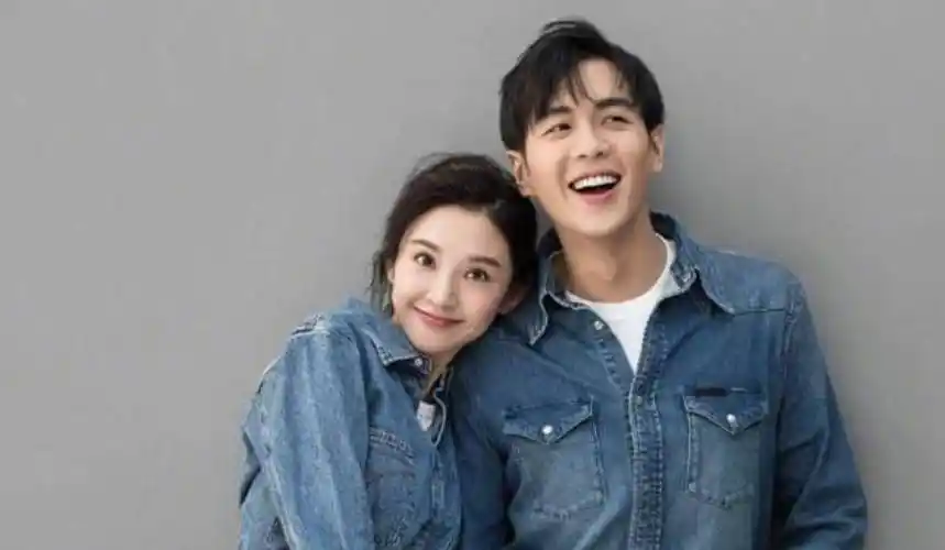 景甜唐艺昕坐沙发录综艺明明后者裙子更短却只有前者有毛毯盖