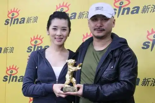 图文:《图雅》新浪庆功--余男王全安捧金熊