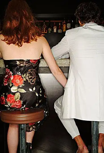 夜总会_酒吧_一对_坐_女人_男人_手_接触_背影_钱_优雅_并排_调情