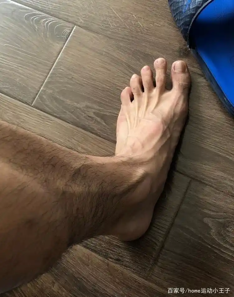 重口!也不知道男人的大脚丫有什么好看的?