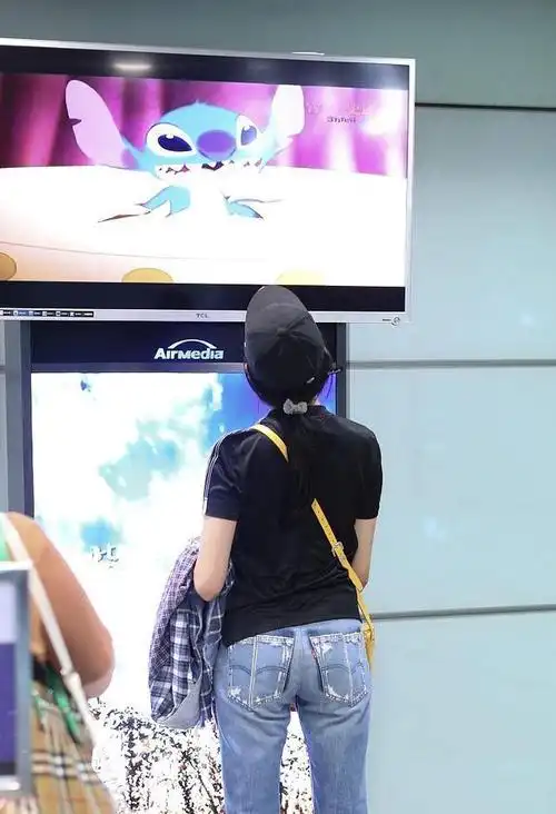 关晓彤现身机场 身穿黑色t恤配破洞牛仔裤 潮范十足