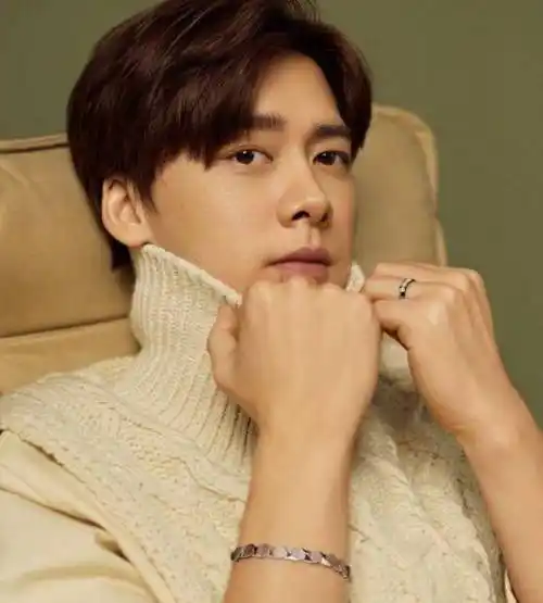 李易峰3个杂志封面来袭,34岁魅力十足,但和当年变化不小_西装裤_男士