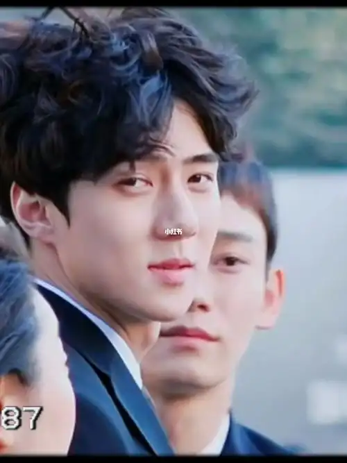 吴世勋迪拜回眸眼神拉丝的对视