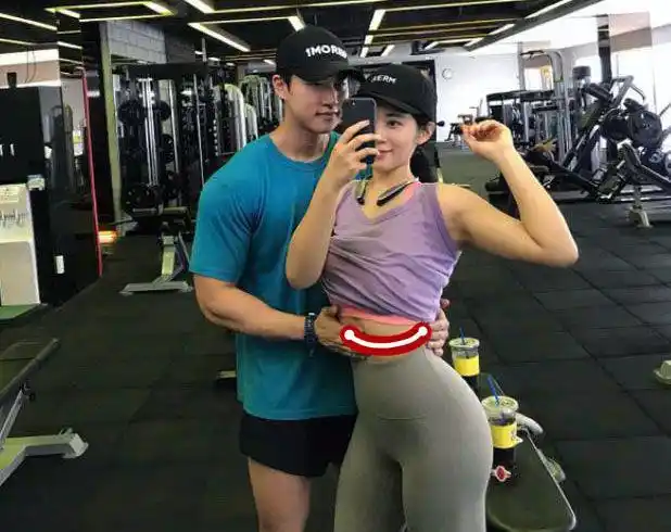 韩国情侣健身房里花式秀恩爱引众多网友羡慕