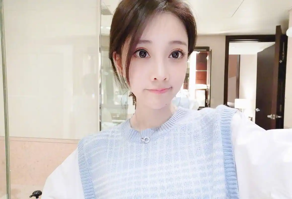 冯提莫最新室外春季美拍,展现青春活力和自信魅力