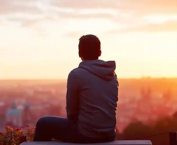 19年男子意外车祸身亡,弟弟哭着为他办葬礼,警方却为其带上手铐