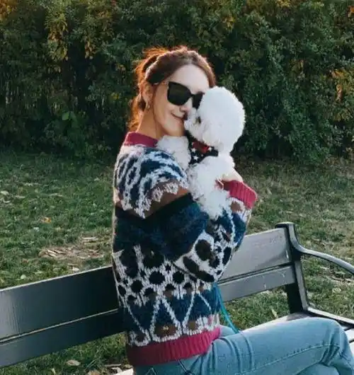 原创原创29岁林允儿现身机场黑色连衣裙依旧少女不愧是国民女神