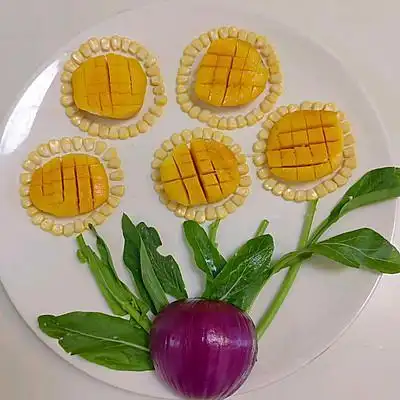 这道蔬果盘饰梦幻向日葵最适合宝宝吃