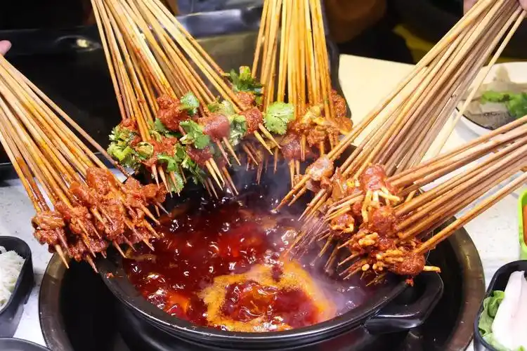 曾火极一时的串串火锅,如何重回赛道赢回人心门店在做产品味道的同时