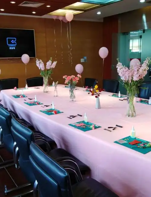 一是精心布置,营造愉悦氛围.