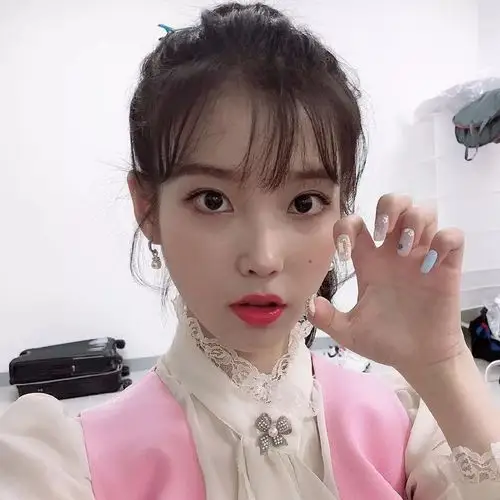 图源来自@李知恩-iu这让皮肤看起来更加真实,不会像是涂了超强遮瑕的