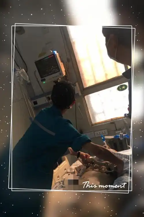 景华院区急诊 抢救现场:多次室颤给予电除颤.