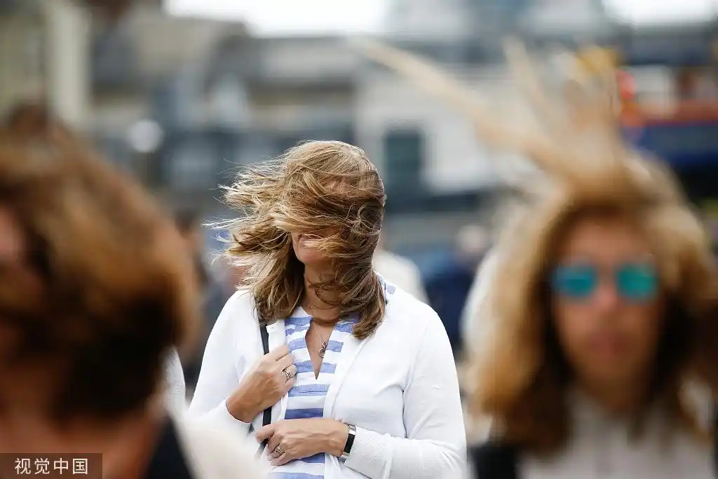 英国伦敦遭遇强风,民众发型全靠"吹"