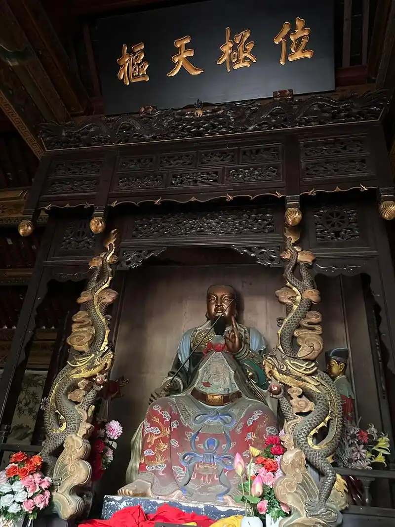 传说真武大帝在武当山修炼时,通过长期的苦行和修炼,获得了高深