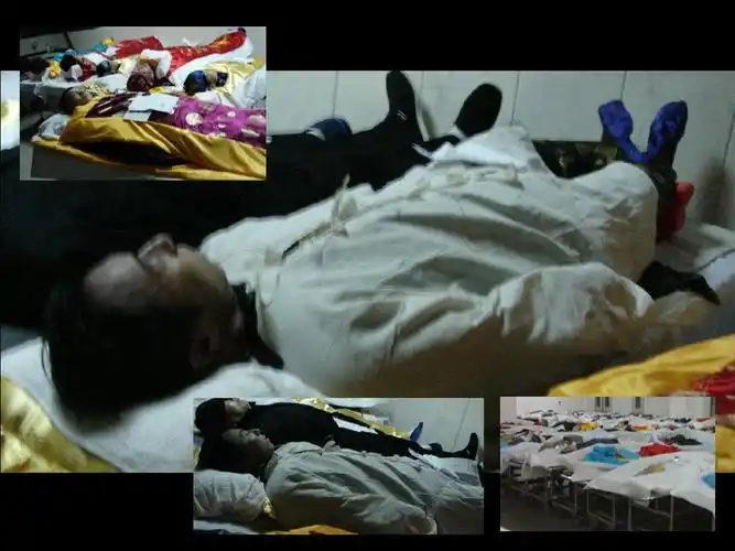 安详的遗容,安静的仰躺,华丽的寿衣