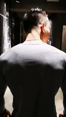 背影杀 来自爱健身的小中哥 - 微博