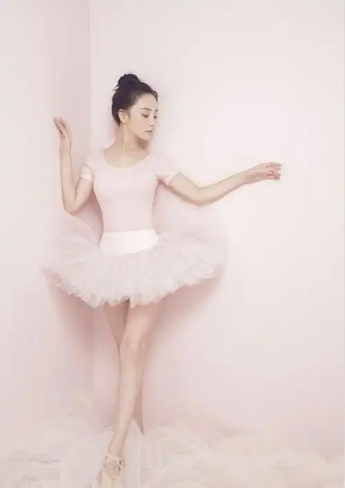是一组跳芭蕾舞的照片,从侧面看去眼睫毛弯弯,眼睛炯炯有神,最重要的