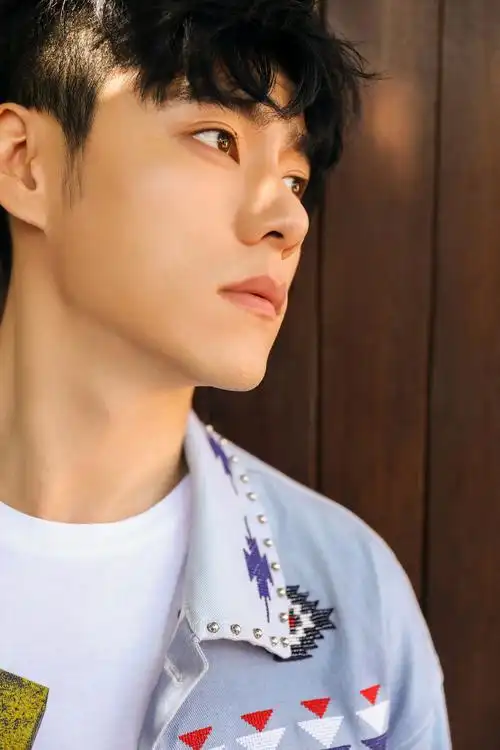 李程彬示范深秋降温穿搭 慵懒有型__凤凰网