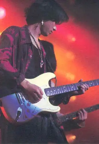 谁能给几张黄家驹1280*800的壁纸