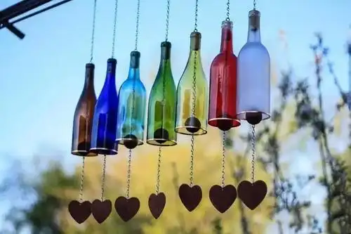 网友用废旧的玻璃瓶制成悦耳的风铃