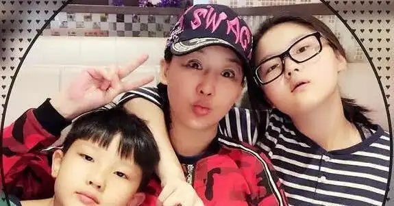 曾与郭冬临搭档与孙楠离婚至今49岁仍单身一家三口超幸福