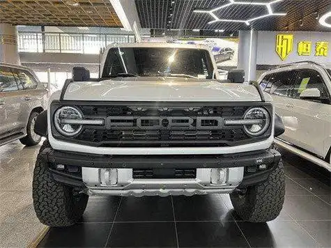 车头前脸换装了猛禽版本特有的ford福特进气中网,取消掉原来的bronco