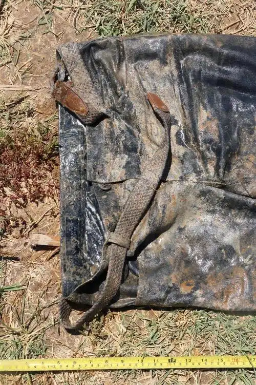 下身外着黑色料裤,内穿黑灰色秋裤,脚穿黑色方头皮鞋,内穿黑色袜子