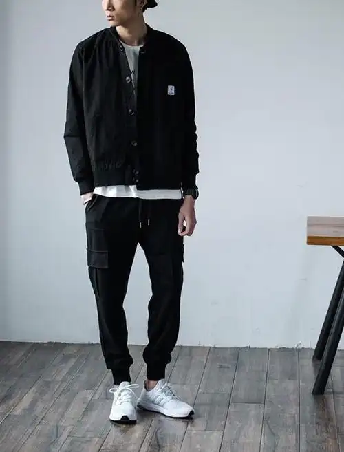 2黑色夹克/黑色风衣 黑色束脚裤嫌弃总是黑白灰,则来点特别的军绿色