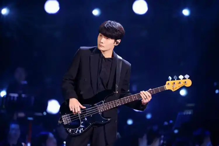 李荣浩身着valentino经典黑西服