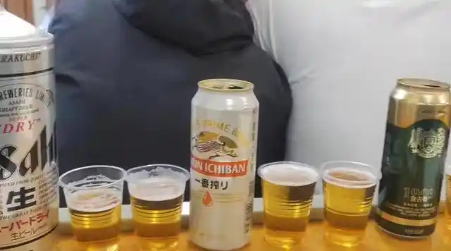 大学生在课堂上喝酒课桌上摆满酒瓶酒杯老师喝不完不许走