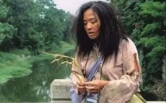 因为家里穷,母亲逼我娶一个疯女人当老婆,一年后我抱着钱笑