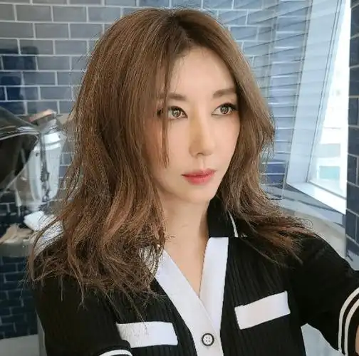 原创52岁金元萱近照曝光单身多年至今未婚张菲曾为追她喝到住院