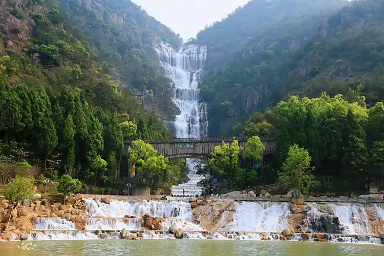 天台山景区不仅是国家级重点风景名胜区,还是中华十大名山之一.