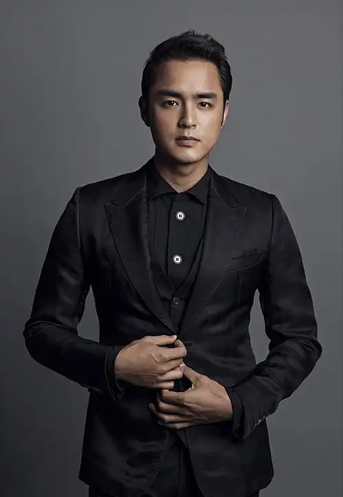 明道幼时患有肌肉无力症,不良于行,甚至没办法正常上学,正常吃饭.