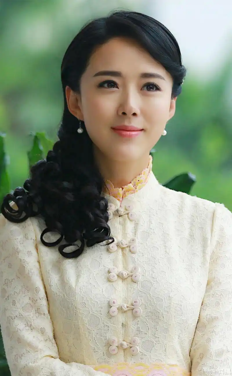 旗袍美人颜丹晨,身穿一袭旗袍耐看精致,举手投足尽显古典风韵!