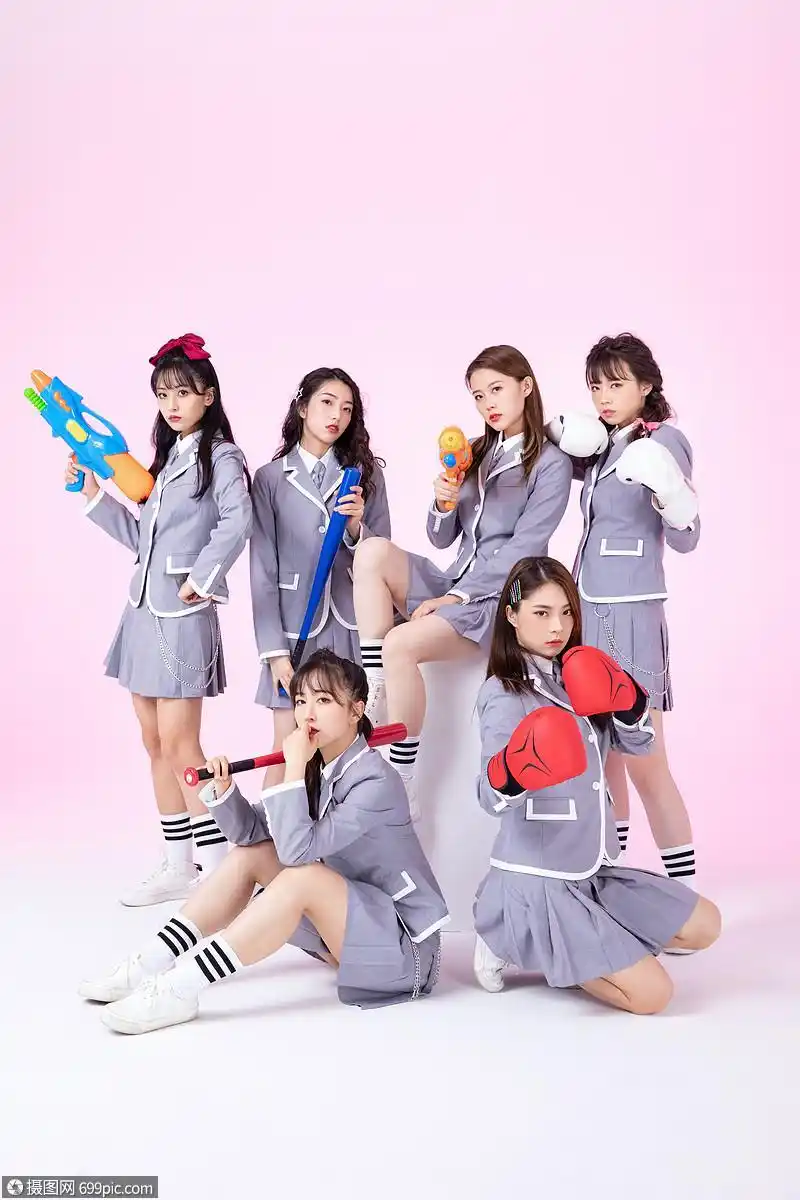 青春女团搞怪造型