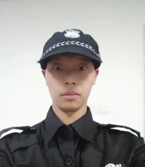 22岁年轻辅警和84岁老奶奶手牵手"遛弯",这一幕,真暖