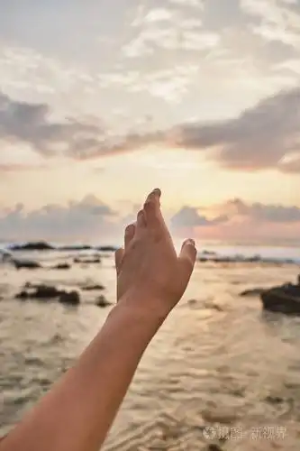 女孩伸手到云端女孩把她的手拉到海里