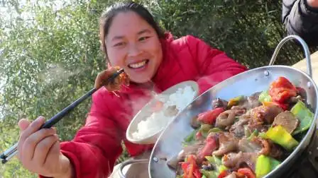 胖妹花100元做4斤干锅肥肠老爸这菜闻起来臭但吃起来真香