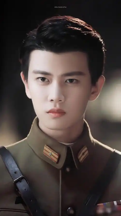 《秋蝉》开播,任嘉伦军装帅气来袭,有没有杀到你呢?