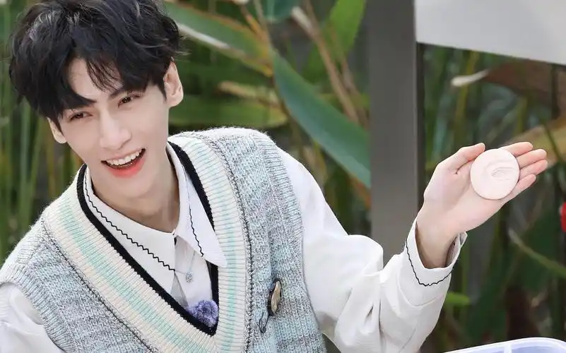 这个偷吃胡萝卜的小兔子熙萌死人啦(罗云熙快点出来玩)