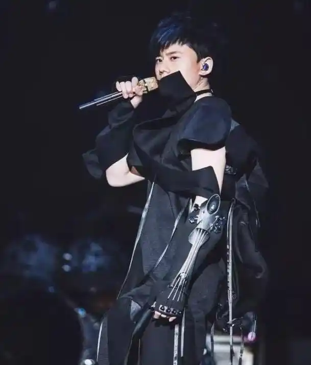 芝士超人因主持人发表针对张杰不当言论凌晨道歉,歌迷不满