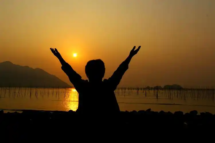 张开双臂,拥抱太阳