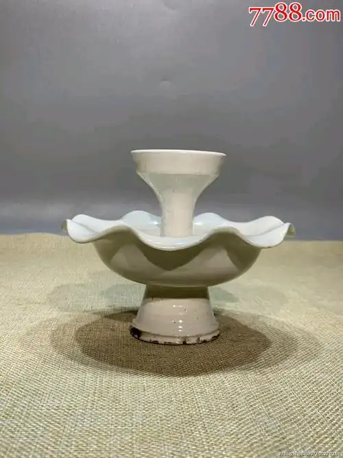 宋代白釉莲花座油灯