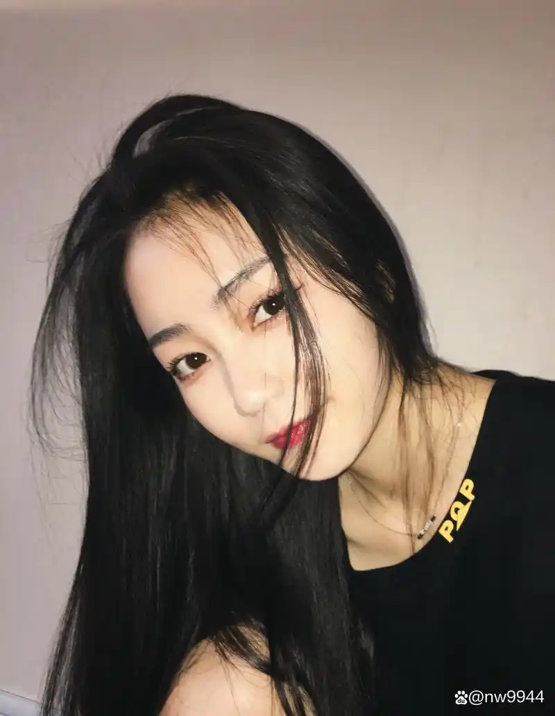 二十岁左右的小美女生活照,女生真实朋友圈生活照套图素材3