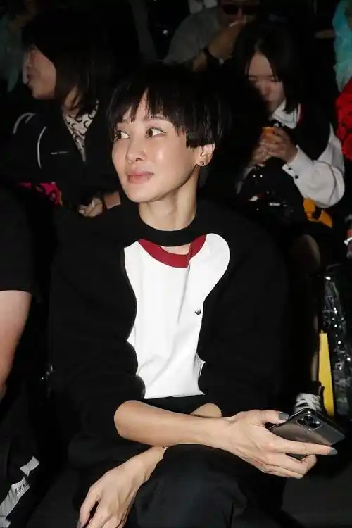 巧合的是,他的妻子吴晓敏也出现在时装周上,这与朴树的秀不同.