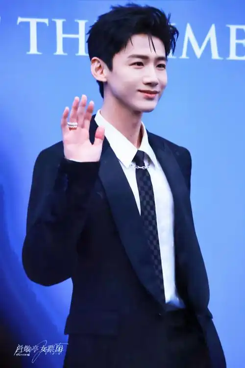 白敬亭黑西服造型