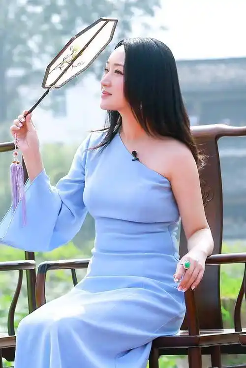 谁说杨钰莹永葆青春?身材暴露真实年龄引发热议!_岁月_音乐_姐姐